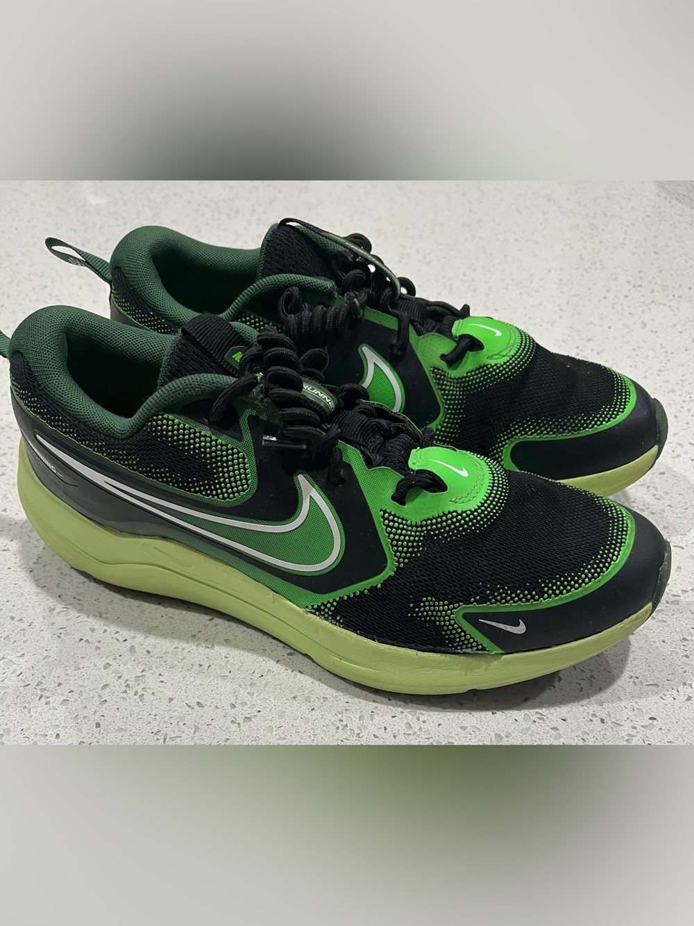 Nike Cosmic Runner Youth Size 7Y Black/Light Liquid Lime/Fir/White Running Shoe